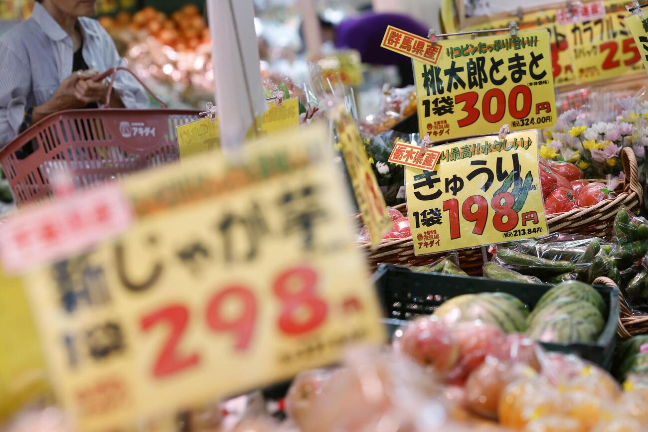 スーパーに並ぶ食料品＝30日午後、東京都練馬区のアキダイ関町本店(共同)