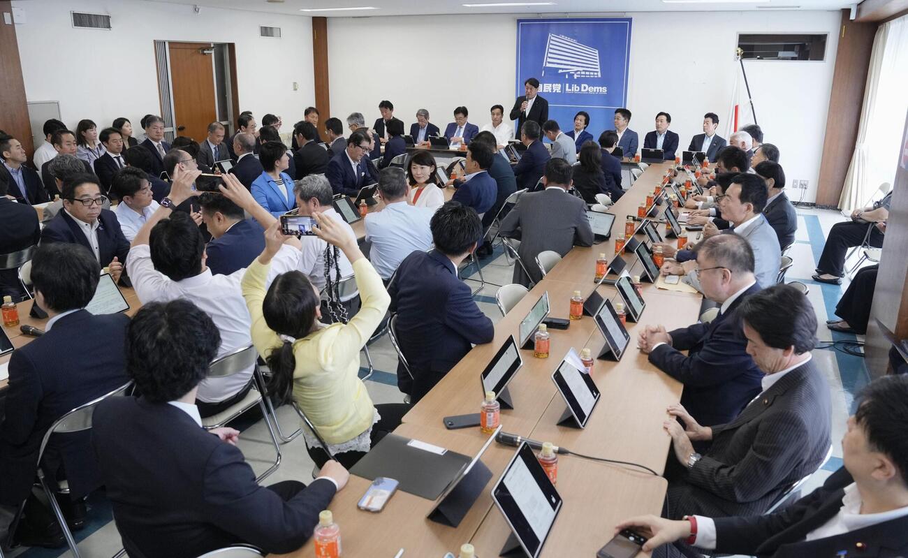飲食料品の消費減税について議論する自民党の税制調査会と社会保障制度調査会の合同会議＝31日午前、東京・永田町の党本部（共同）