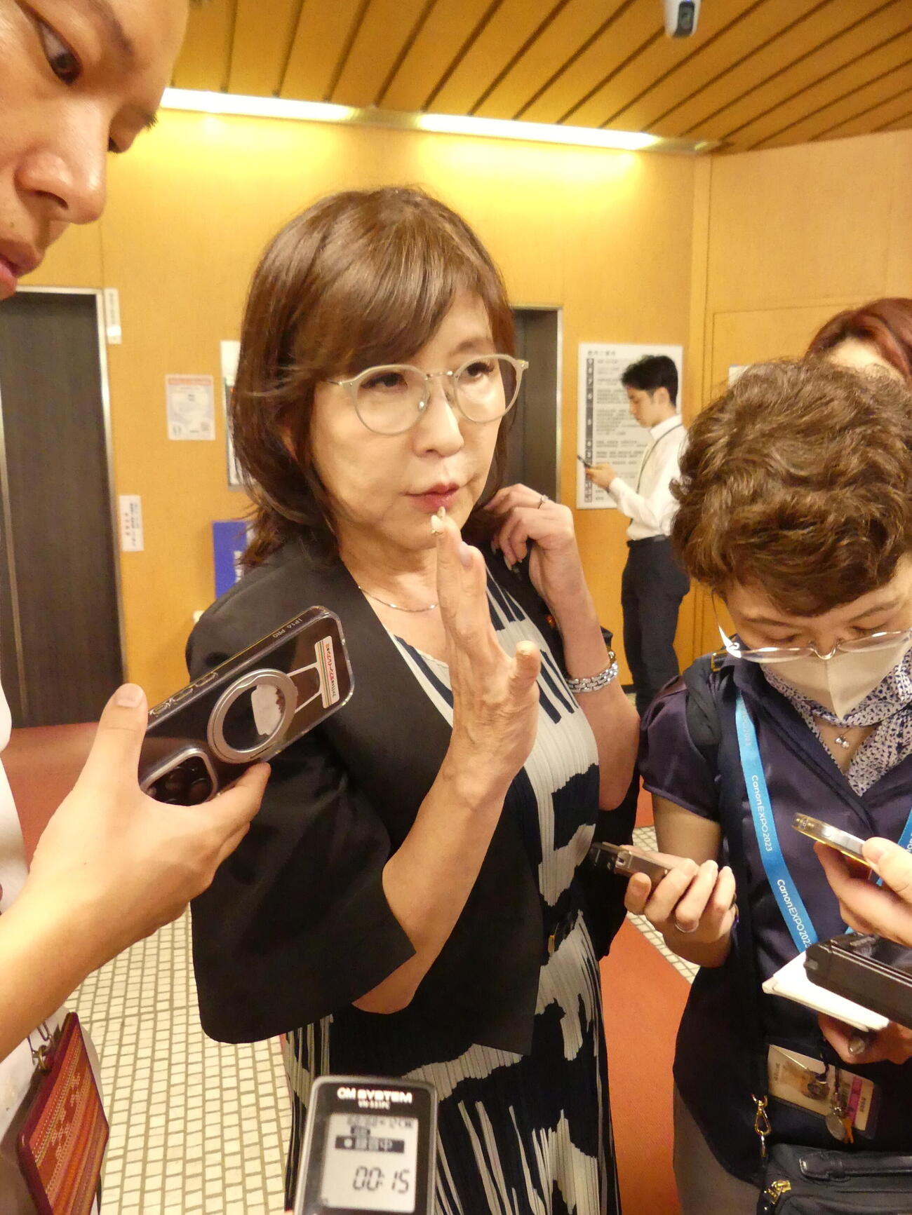 消費税をめぐる自民党会合後、報道陣の取材に応じる稲田朋美元防衛相（撮影・中山知子）