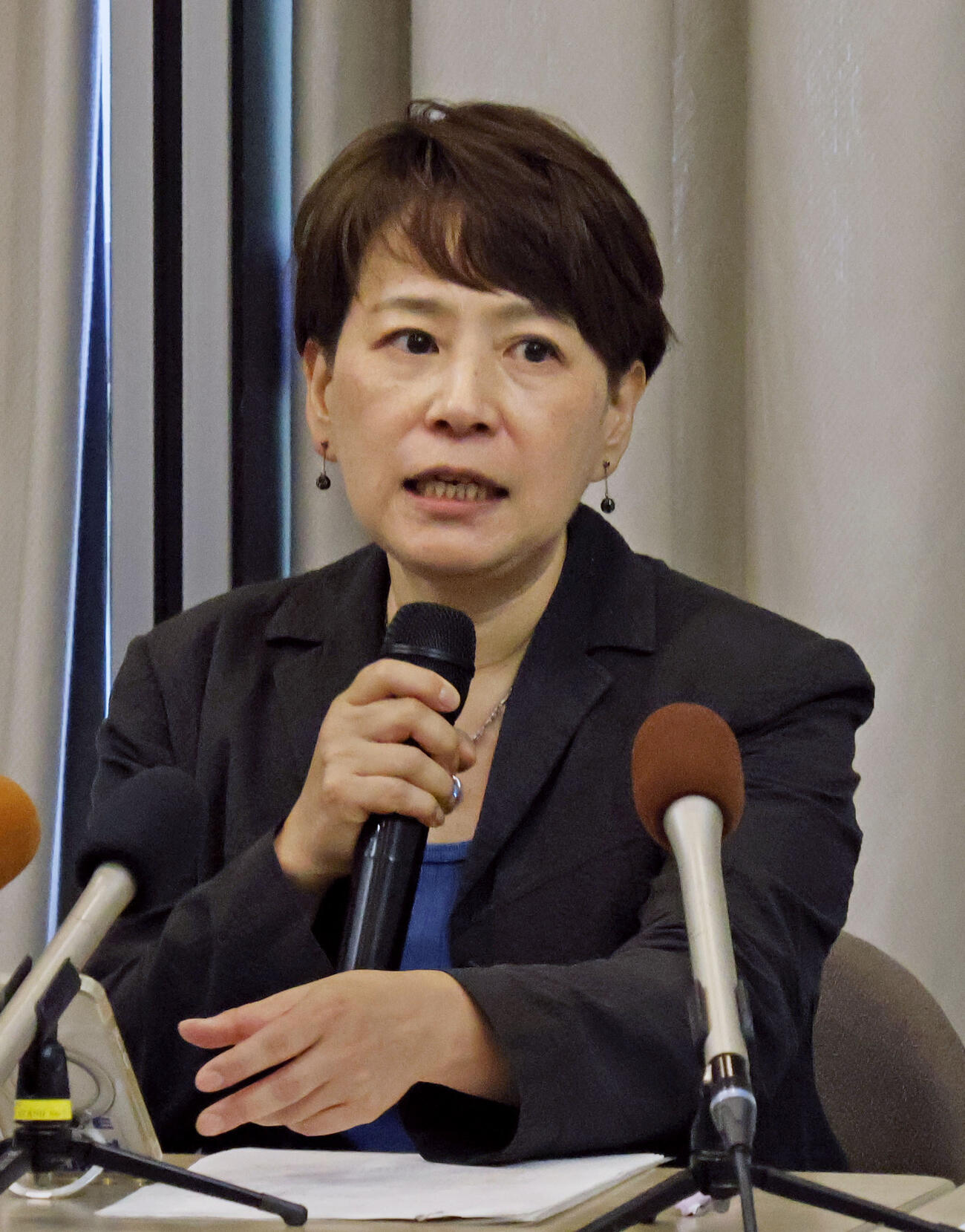 静岡県伊東市を相手取った訴訟について記者会見する原告の関川永子さん＝31日午後、静岡市（共同）