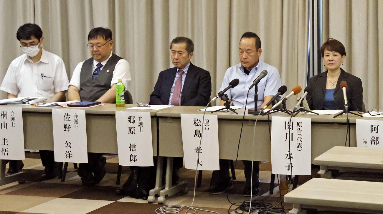 静岡県伊東市を相手取った訴訟について記者会見する原告の関川永子さん（右端）ら＝31日午後、静岡市（共同）