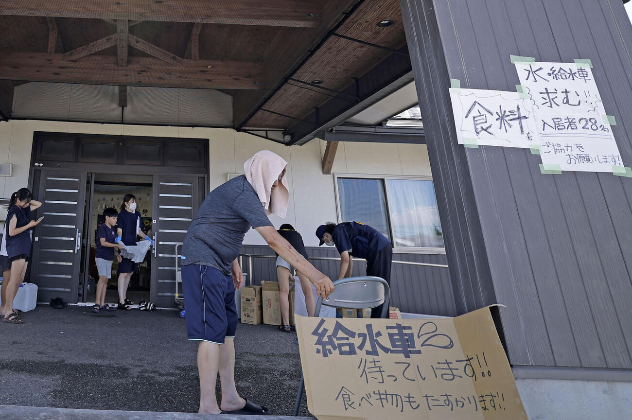 水や食料を求める掲示がされた熊本県氷川町の老人ホーム「絆」（共同）