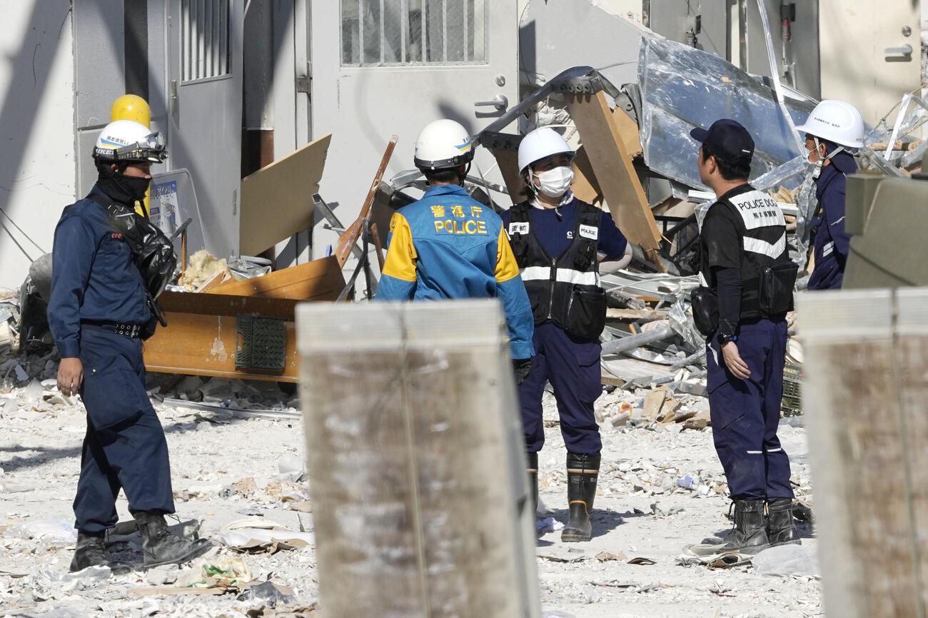 「イオンモール熊本」に集まる警察官ら＝31日午後4時13分、熊本県嘉島町（共同）