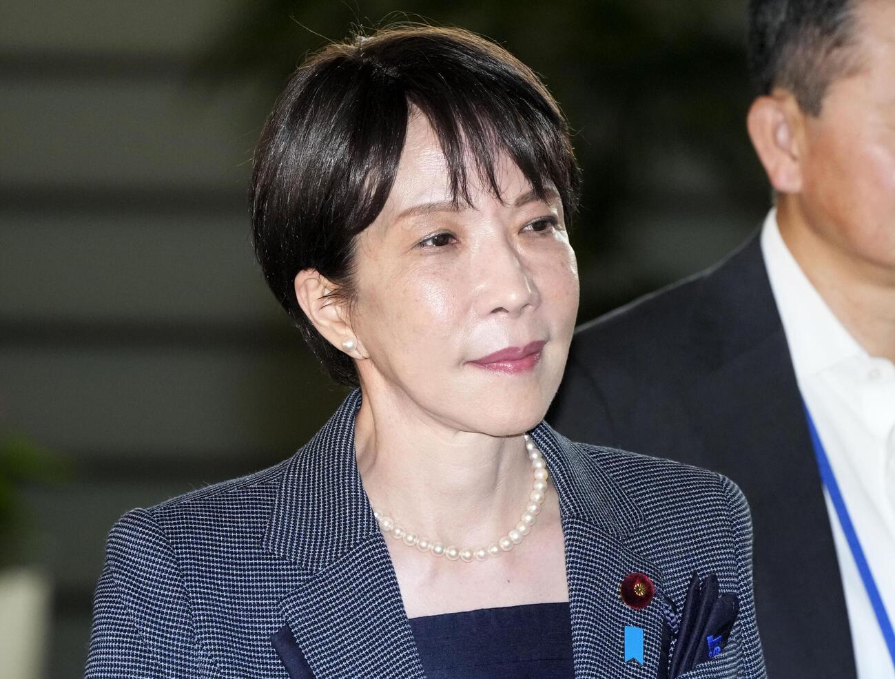 首相官邸に入る高市首相（共同）