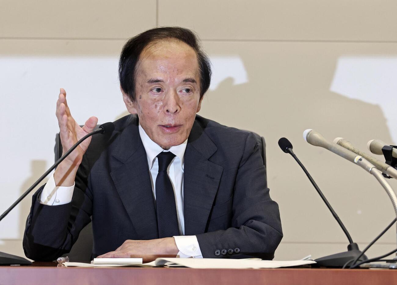 金融政策決定会合後、記者会見する日銀の植田総裁。物価上昇を抑える金融引き締めが不十分なら「利上げペースを速める」との考えを示した（共同）