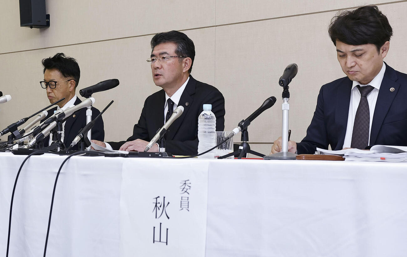 辺野古沖転覆事故に関する調査報告書を提出し、記者会見する第三者委員会の渡辺徹弁護士（中央）ら＝31日午後、大阪市（共同）