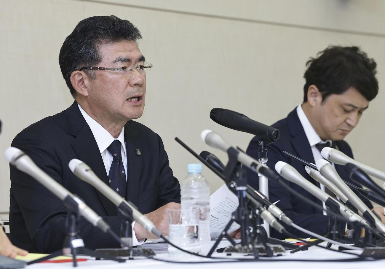 辺野古沖転覆事故に関する調査報告書を提出し、記者会見する第三者委員会の渡辺徹弁護士（左）ら＝31日午後、大阪市（共同）