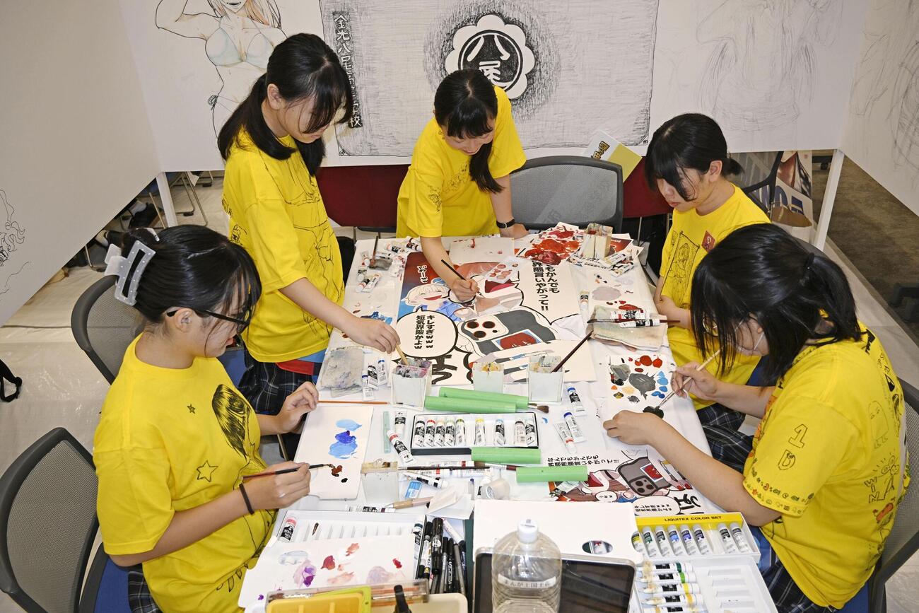 まんが甲子園が開幕し、作品制作に取り組む生徒たち＝1日午前、高知市