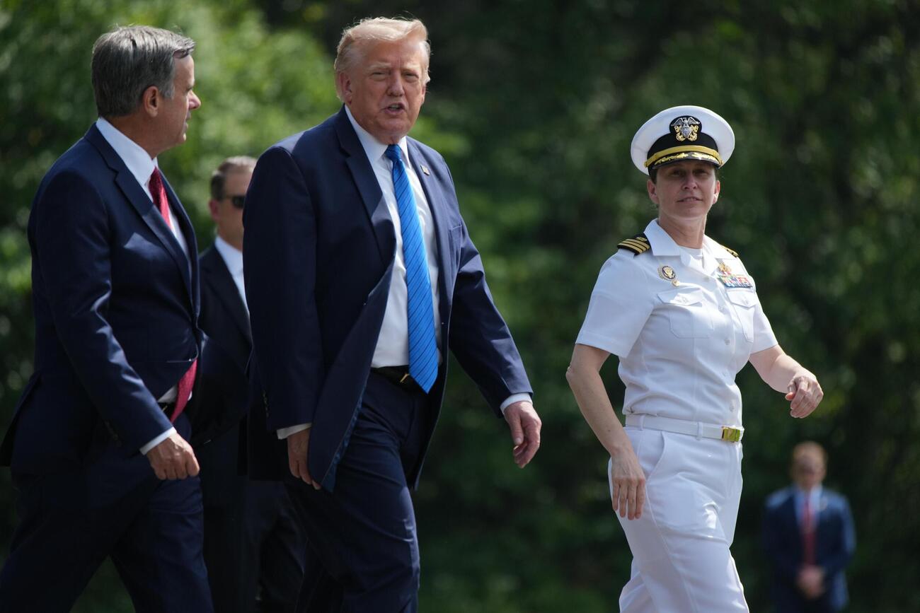 米ワシントン近郊キャンプデービッドでの閣議を終えたトランプ大統領（中央）＝7月31日（ゲッティ＝共同）