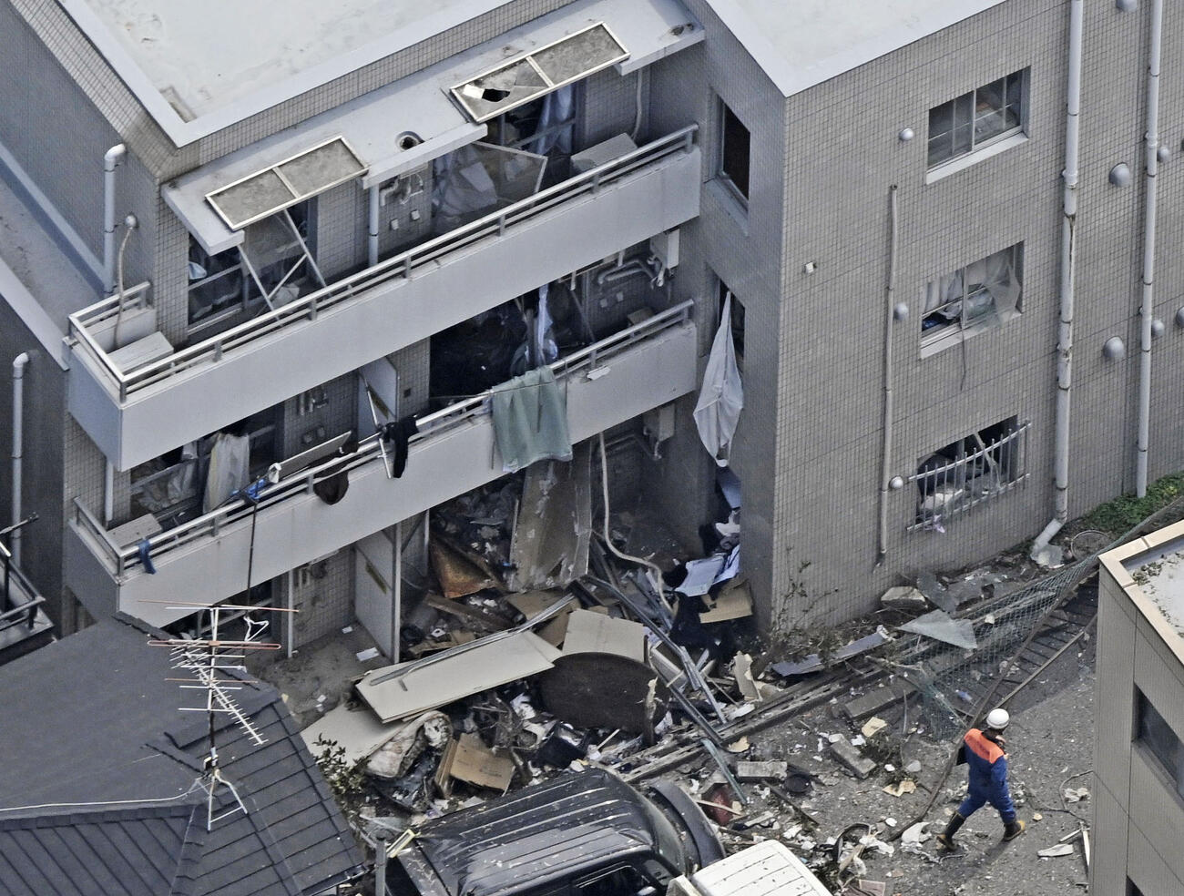 爆発事故が起きた千葉県市川市のマンション（共同通信社ヘリから）