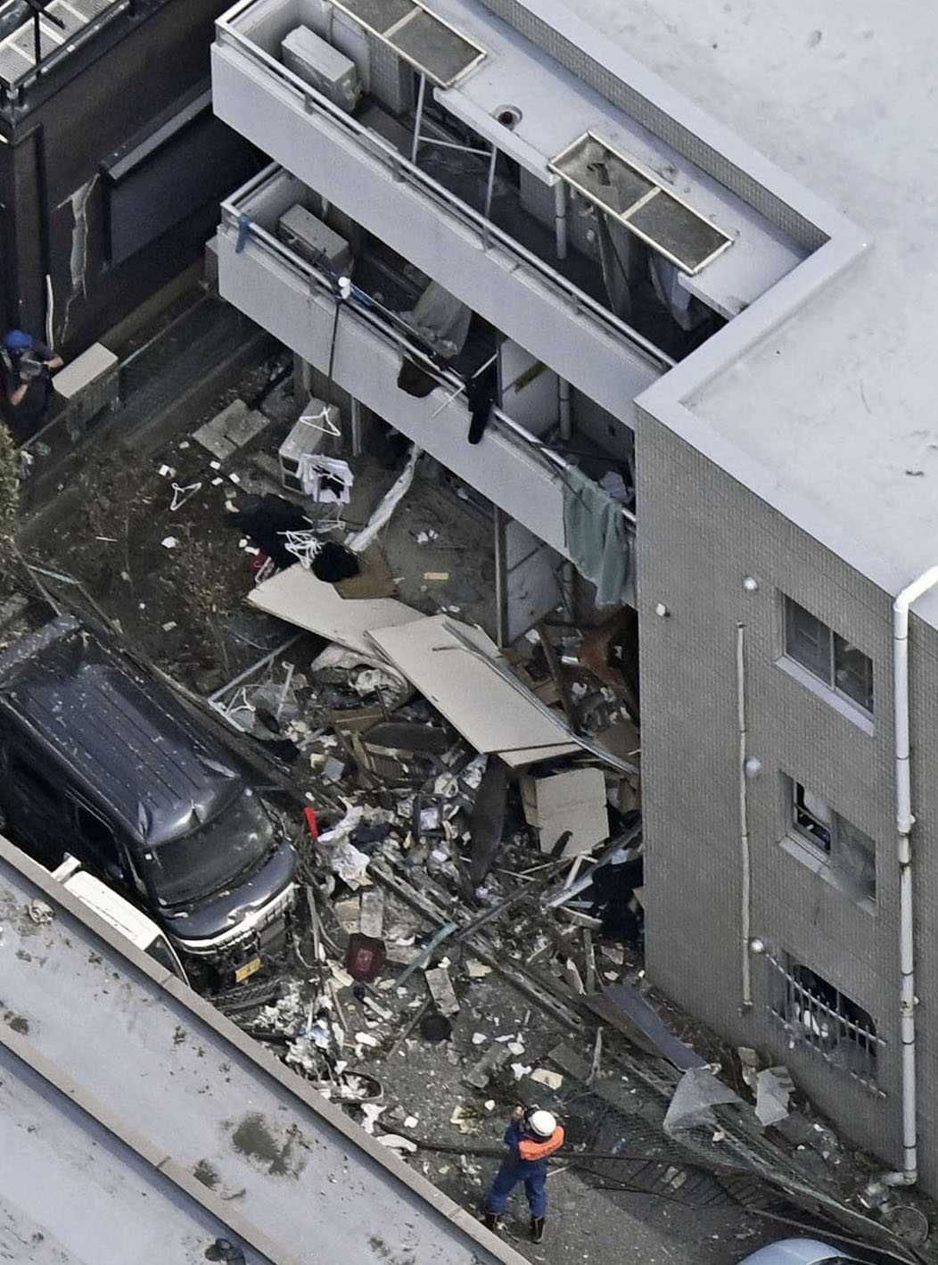 爆発事故が起きた千葉県市川市のマンション（共同通信社ヘリから）