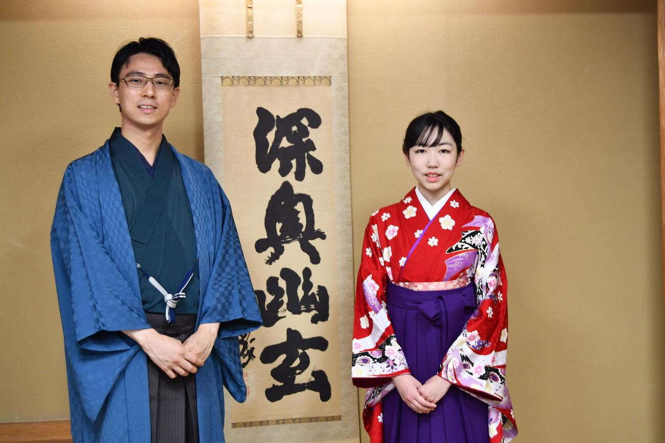 和服姿で記念対局を行った一力遼名人（左）と囲碁「白瀧らんか杯」優勝者の柳原咲輝二段（右）