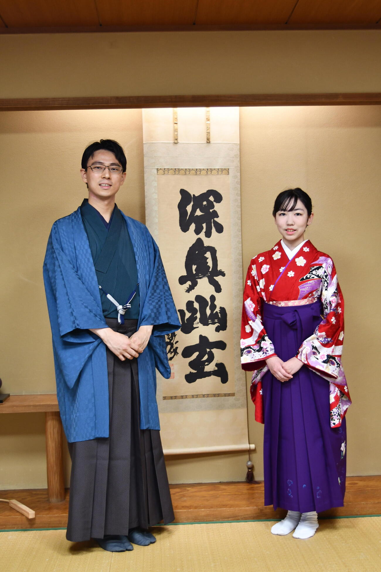 和服姿で記念対局を行った一力遼名人（左）と囲碁「白瀧らんか杯」優勝者の柳原咲輝二段（右）
