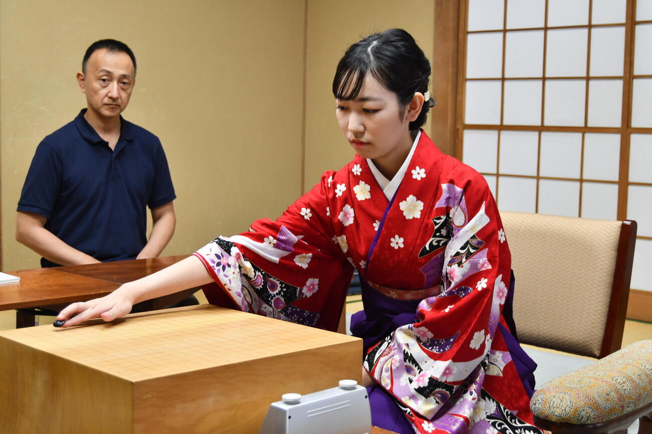 洪清泉四段の道場で学ぶ大先輩の一力遼名人に攻め合いを挑んだ柳原咲輝二段