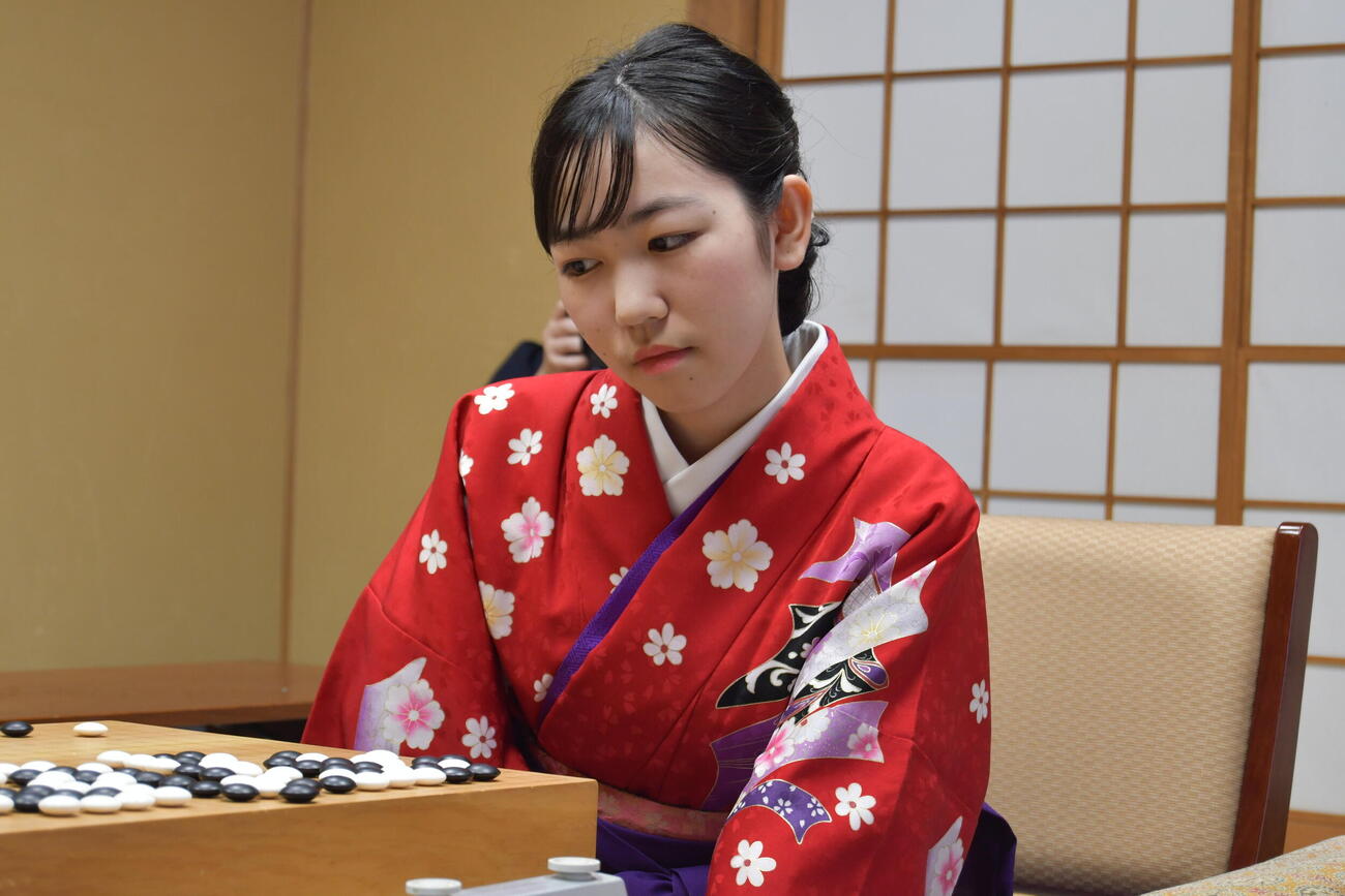 洪清泉四段の道場で学ぶ大先輩の一力遼名人に攻め合いを挑んだ柳原咲輝二段