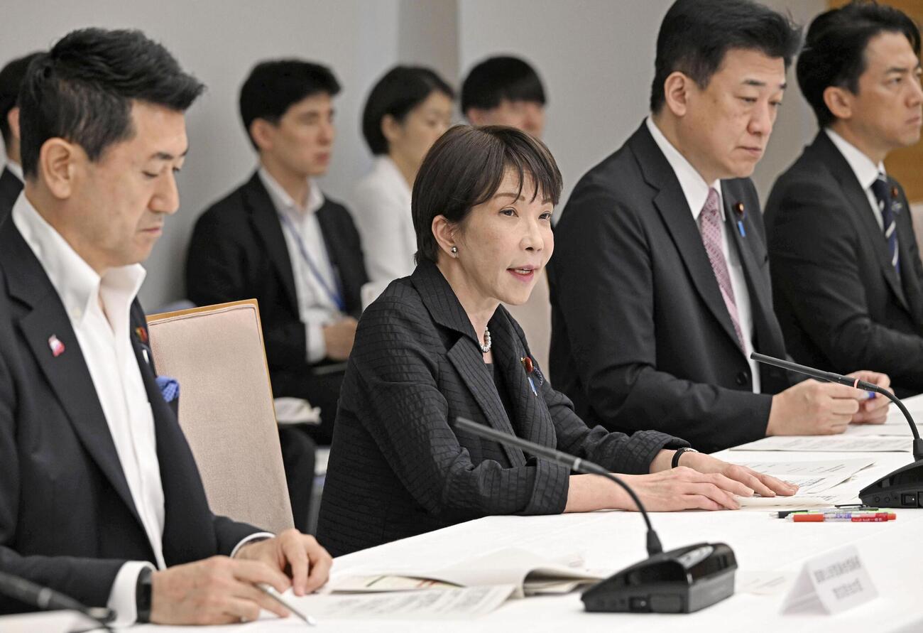 熊本地震に伴う非常災害対策本部会議で発言する高市首相（手前から2人目）＝1日午後、首相官邸（共同）