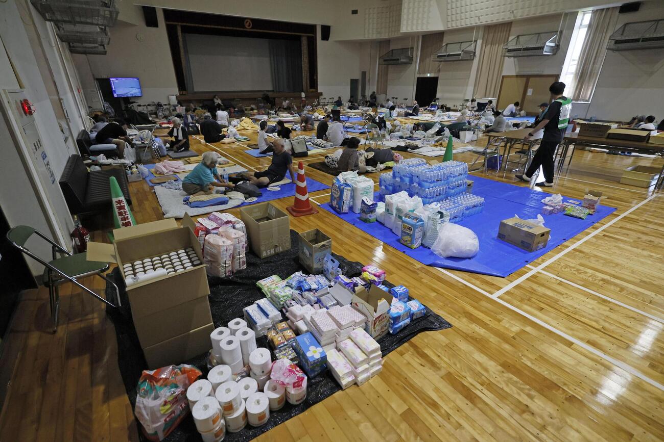 熊本県八代市の避難所で過ごす人たち＝1日午後5時35分（共同）