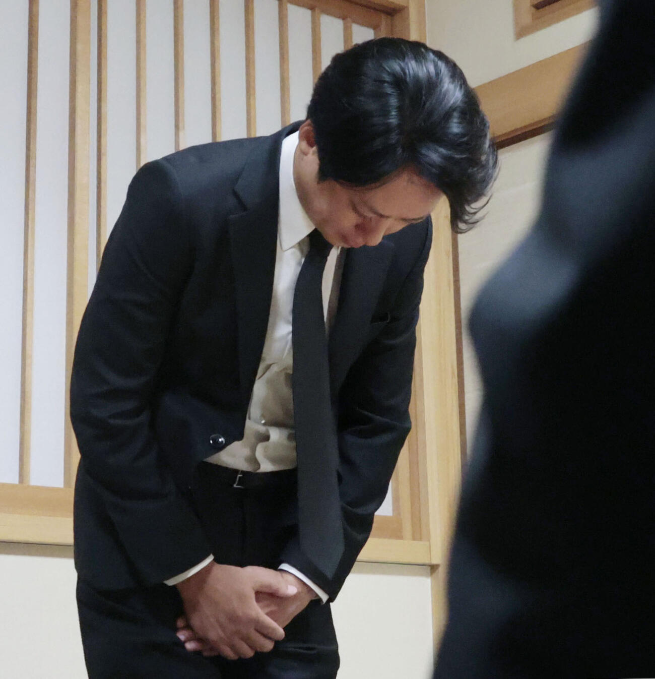 大竹玖瑠美さんの通夜に訪れ親族に頭を下げるテナント会社幹部＝2日夜、熊本市(共同)