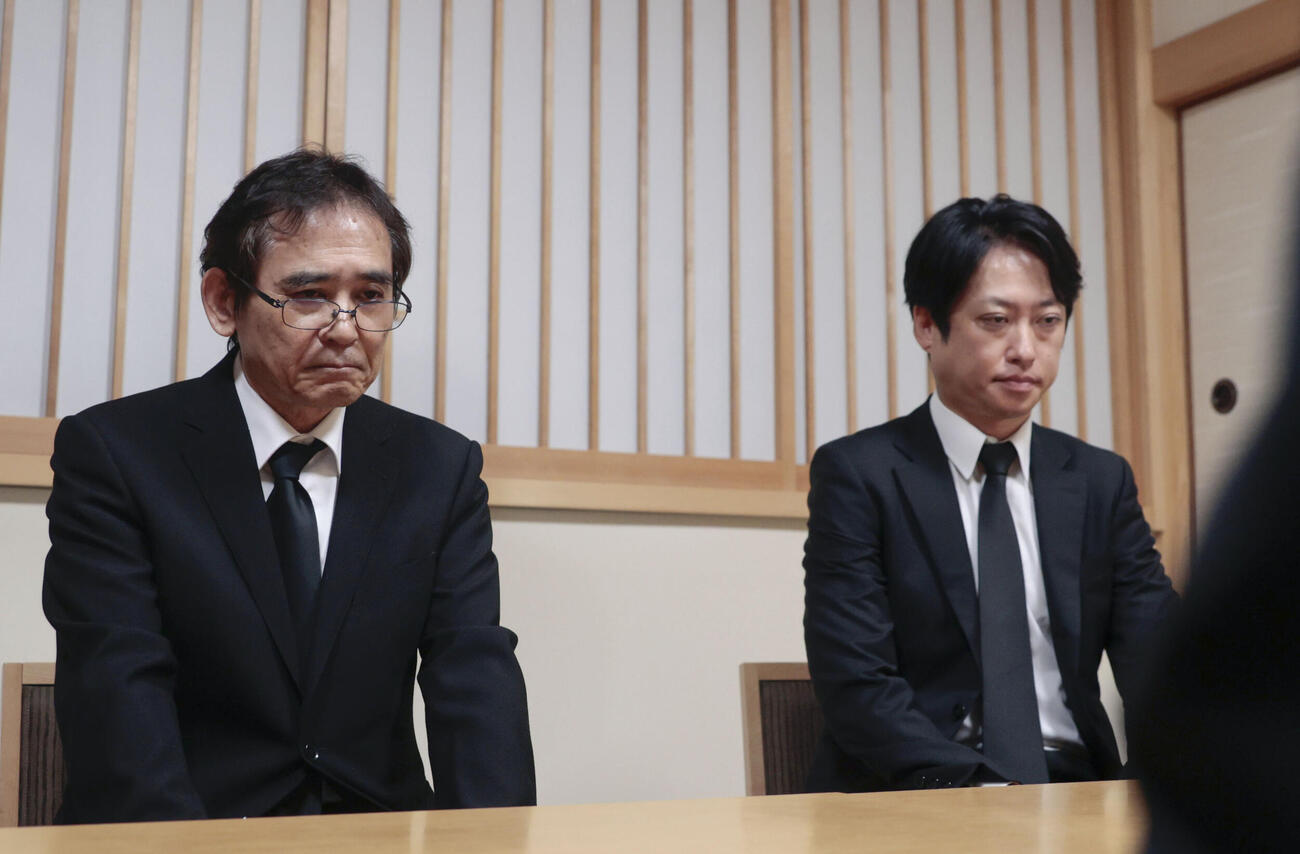 大竹玖瑠美さんの通夜に訪れ親族と面会するテナント会社幹部＝2日夜、熊本市(共同)
