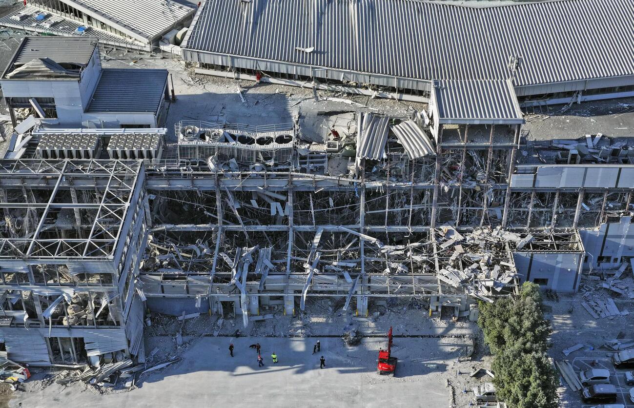 爆発が起きた「イオンモール熊本」＝29日午後5時35分、熊本県嘉島町（ドローンから）(共同)