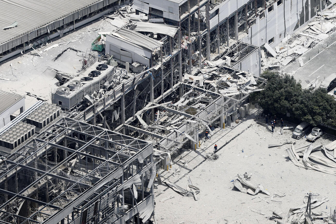 爆発で外壁が吹き飛んだ「イオンモール熊本」＝29日午後0時42分、熊本県嘉島町（共同通信社ヘリから）(共同)