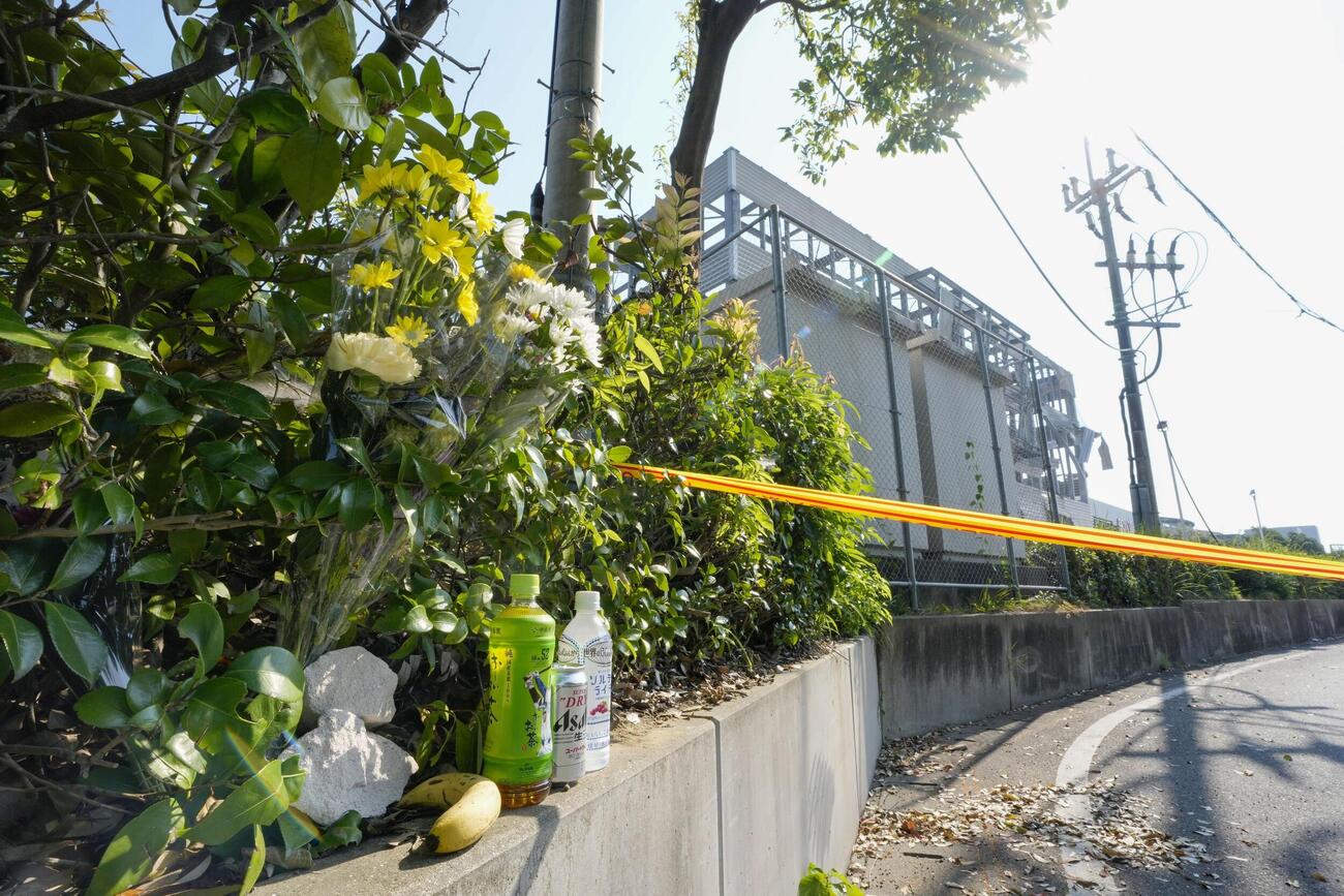 爆発で犠牲者が出た「イオンモール熊本」前に手向けられた花束＝3日午前、熊本県嘉島町（共同）