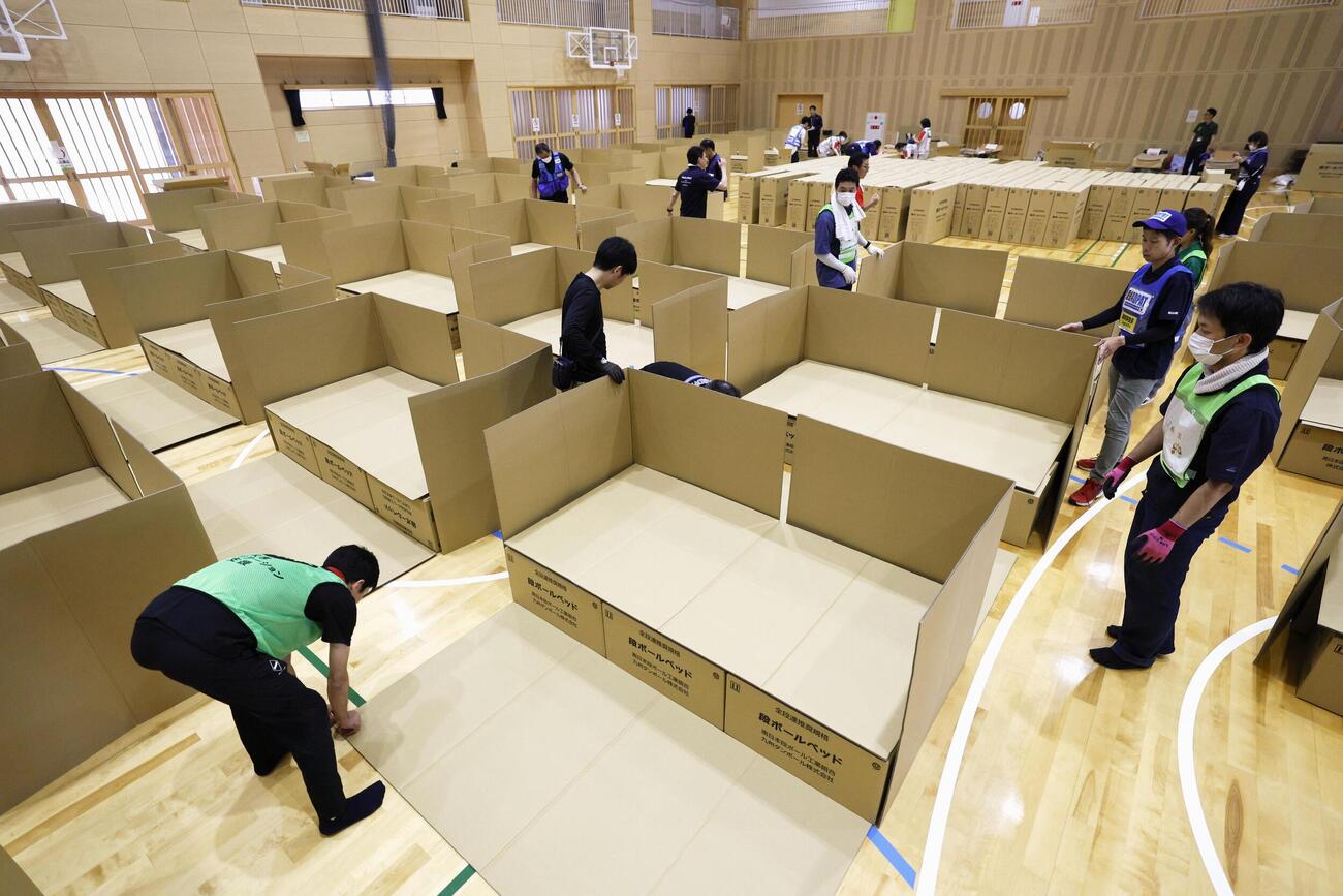 熊本県宇城市の避難所で組み立てられる段ボールベッド（共同）