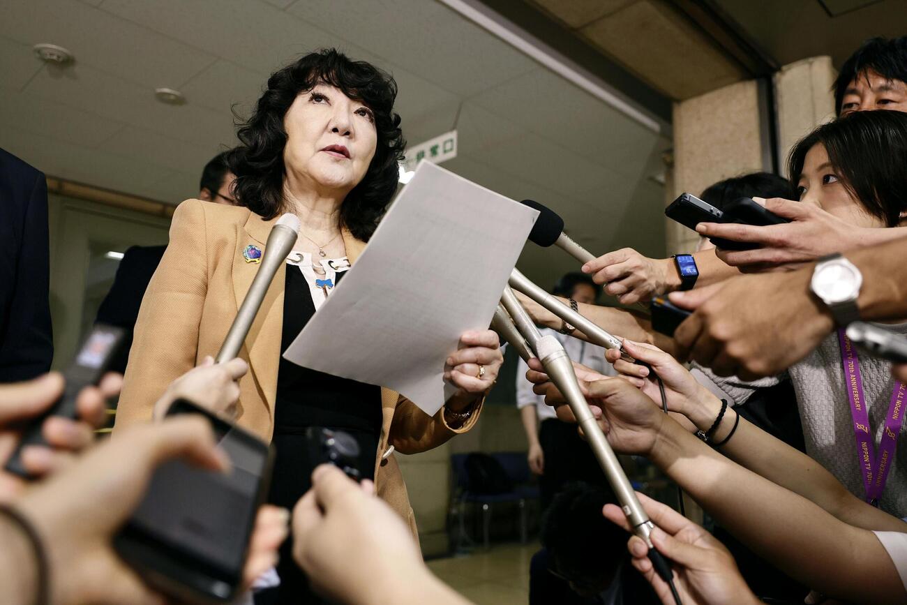 日米両政府が協調して円買いの為替市場介入を実施したことについて、取材に応じる片山財務相（共同）