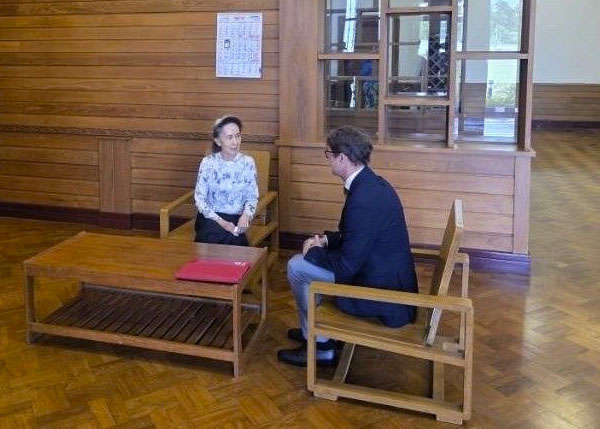 ミャンマー親軍政権が3日公開したアウンサンスーチー氏（左）と赤十字国際委員会駐在代表の面会とみられる画像（共同）