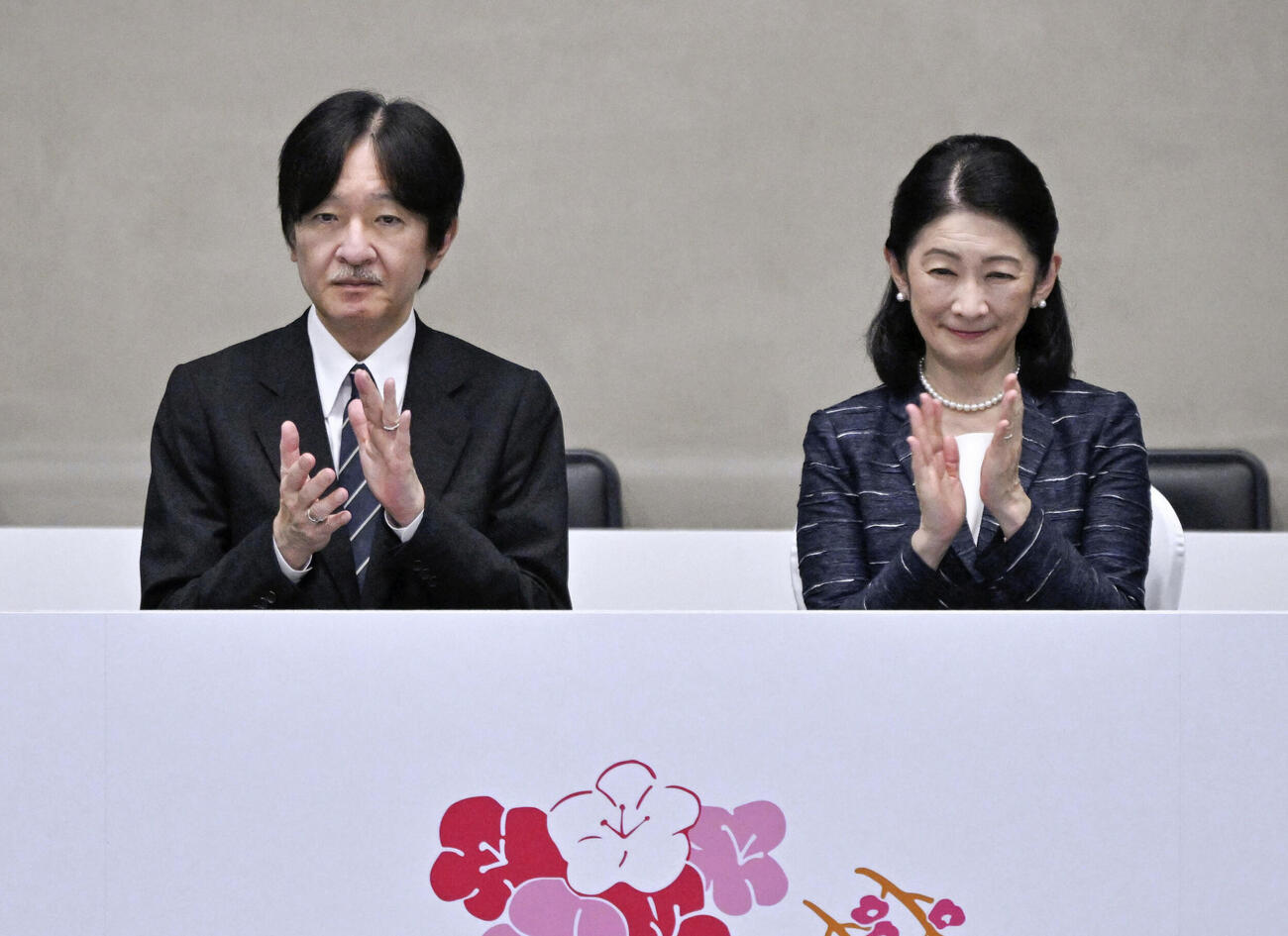 全国高校総体の総合開会式に出席された秋篠宮ご夫妻（共同）