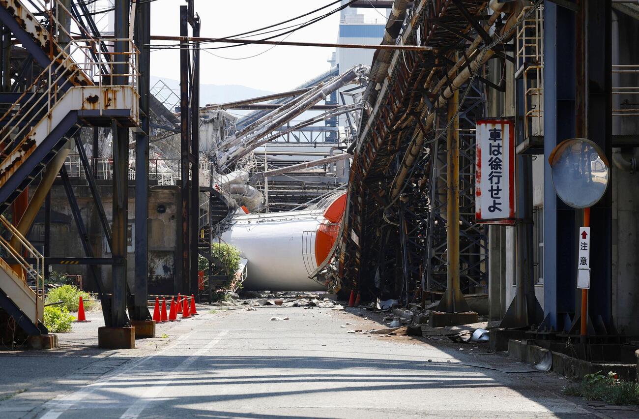 地震で巨大な煙突が折れ従業員が犠牲となった日本製紙八代工場＝3日午前、熊本県八代市（共同）