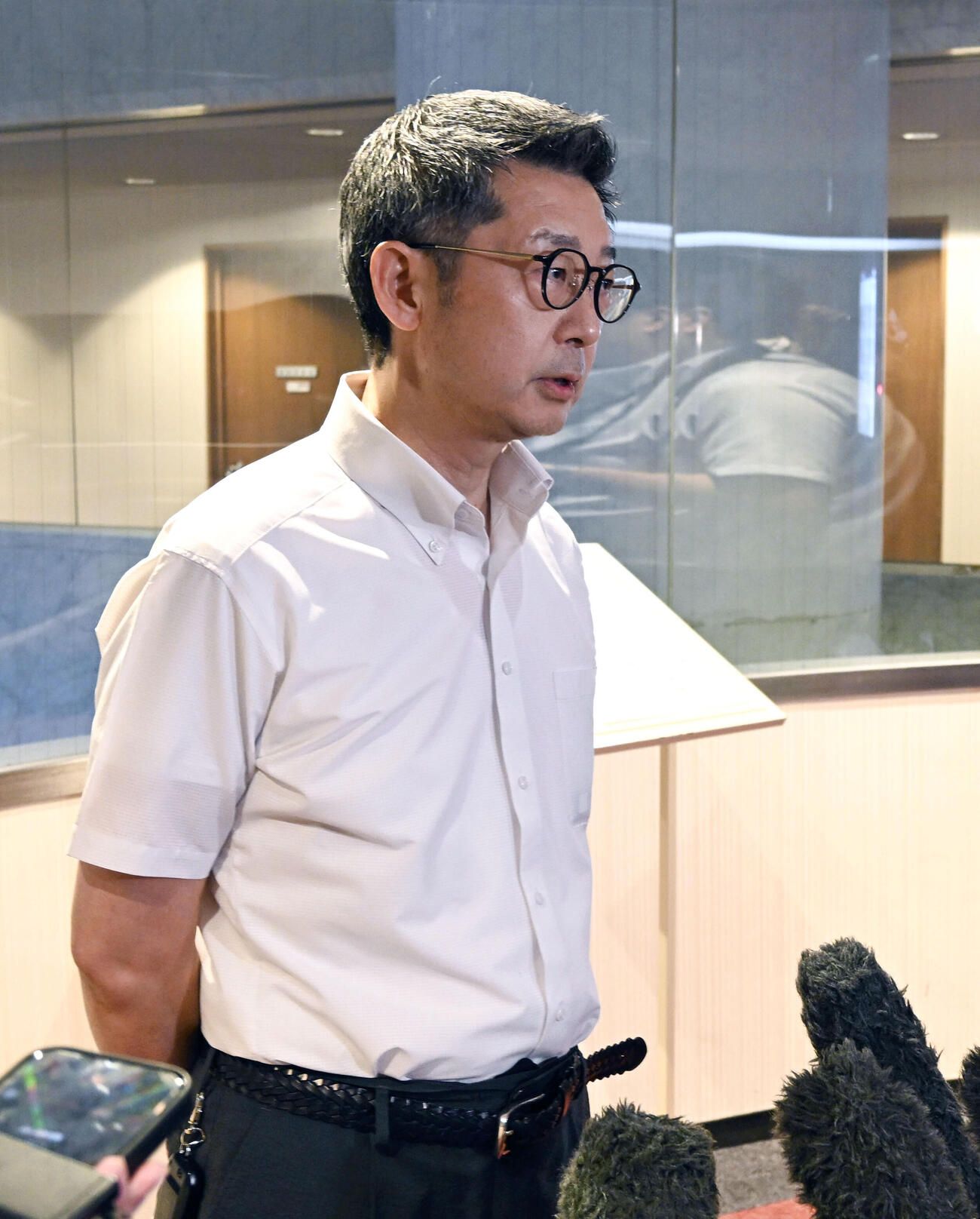 記者団の取材に応じる自民党福岡県議団の松尾統章会長＝30日午後、福岡市（共同）
