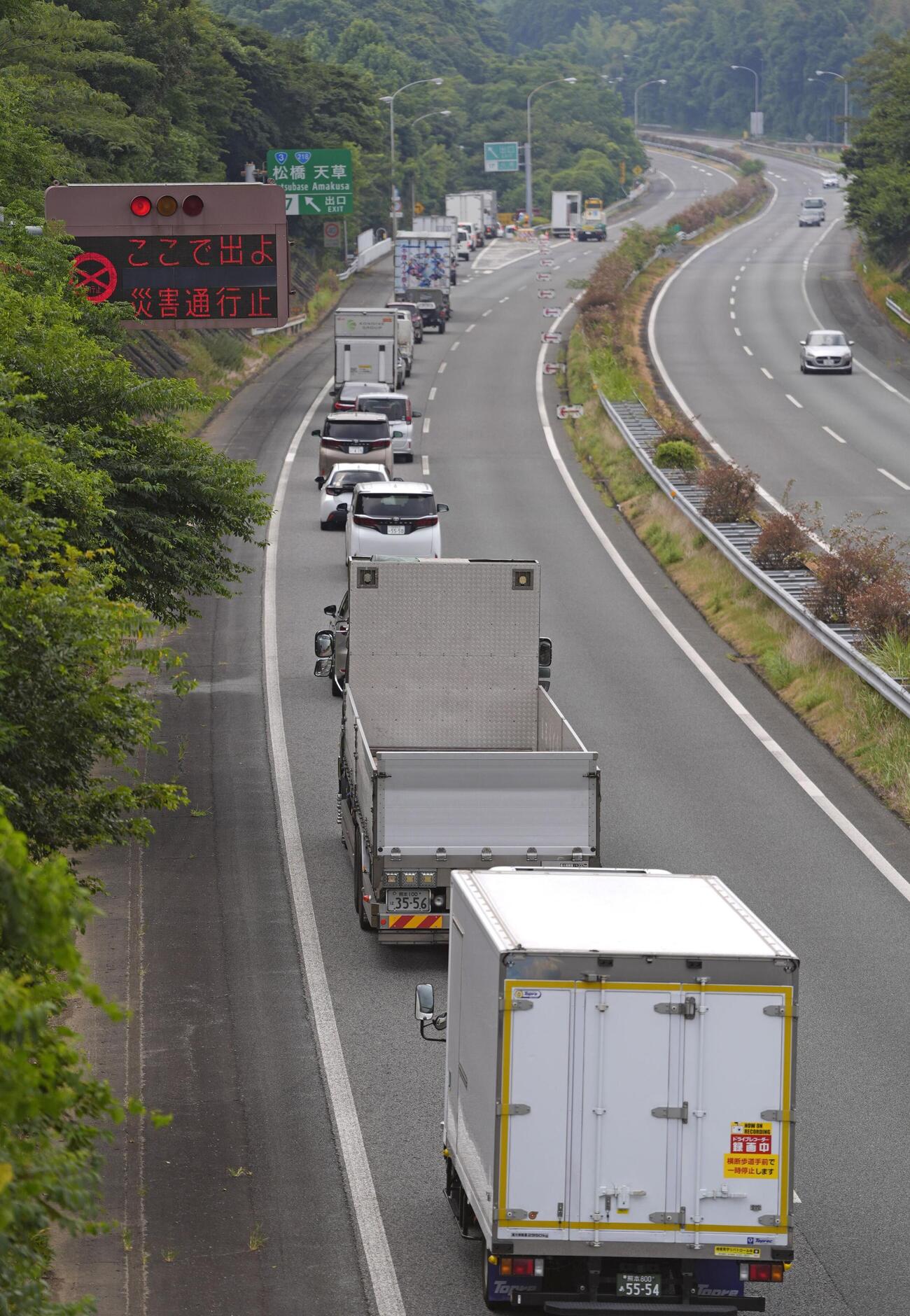 えびのICまでの一般車両の通行止めが続き、一般道に降りる車で渋滞する九州自動車道の松橋IC（共同）