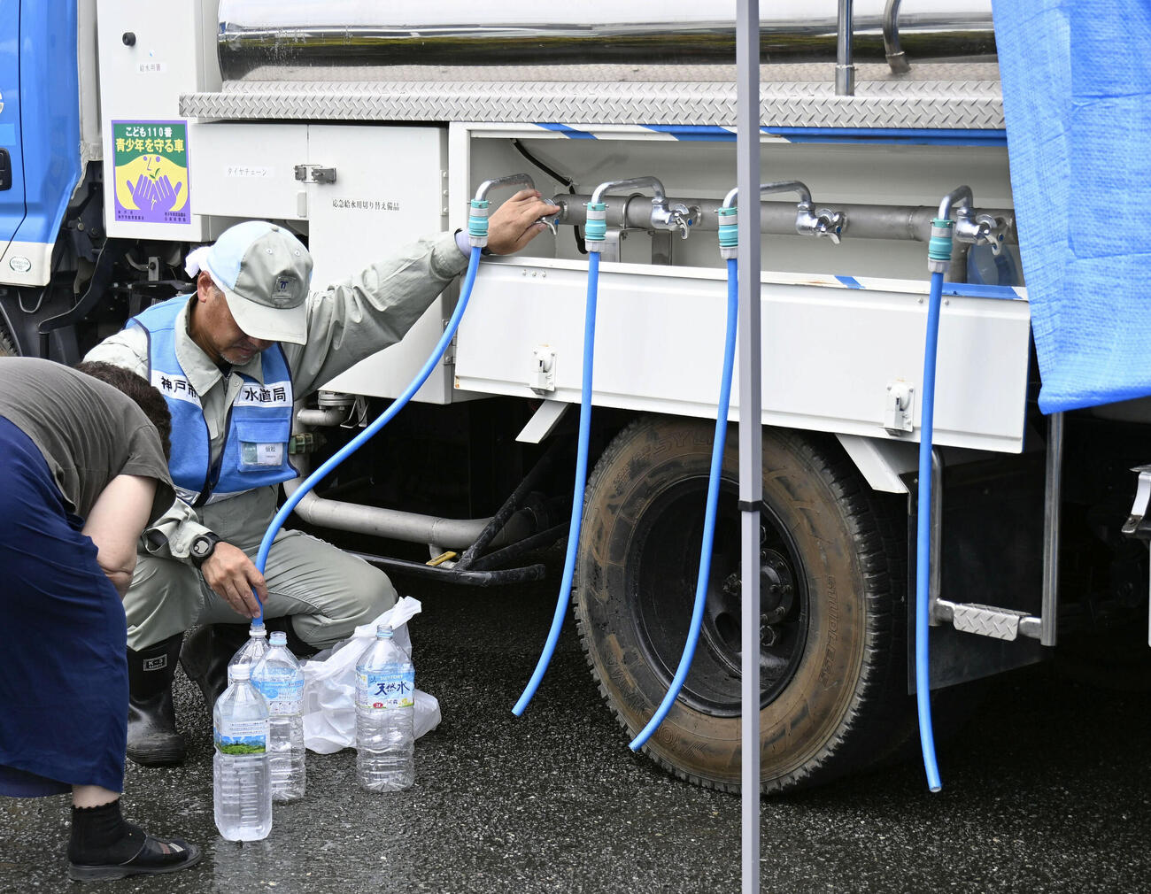 熊本県八代市の避難所での給水作業（共同）