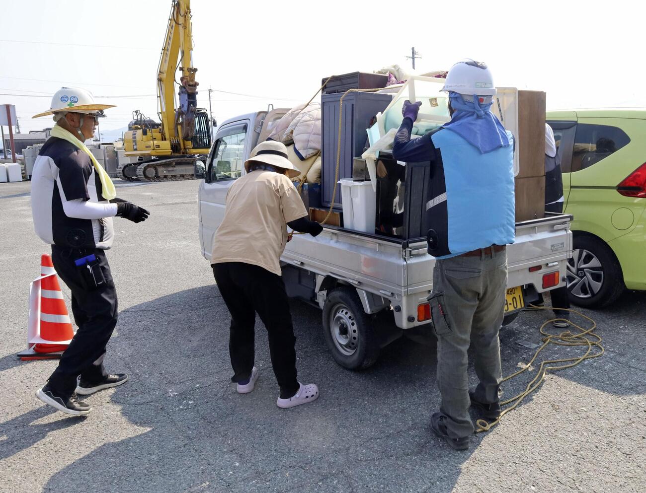 熊本県氷川町の仮置き場に災害ごみを持ち込む被災者ら（共同）