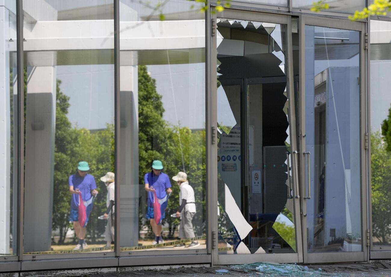 割れたまま残る熊本県宇城市の避難所のガラス（共同）