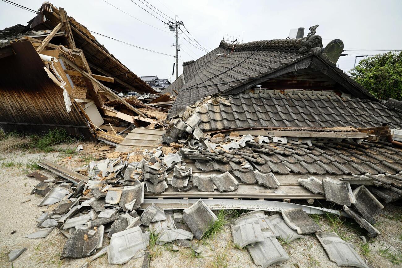 熊本県氷川町で、倒壊したまま残る家屋（共同）