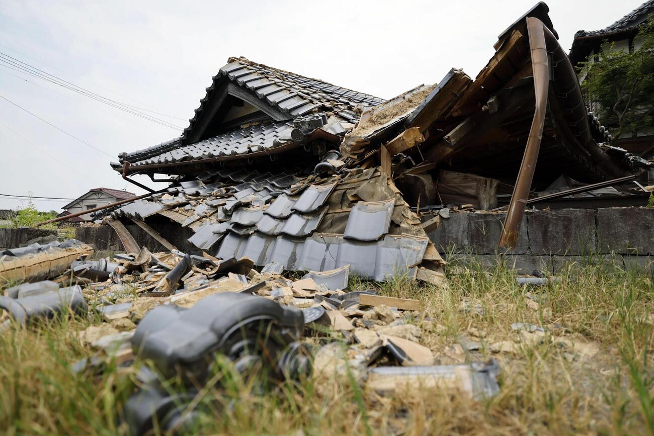 熊本県氷川町で、倒壊したまま残る家屋（共同）
