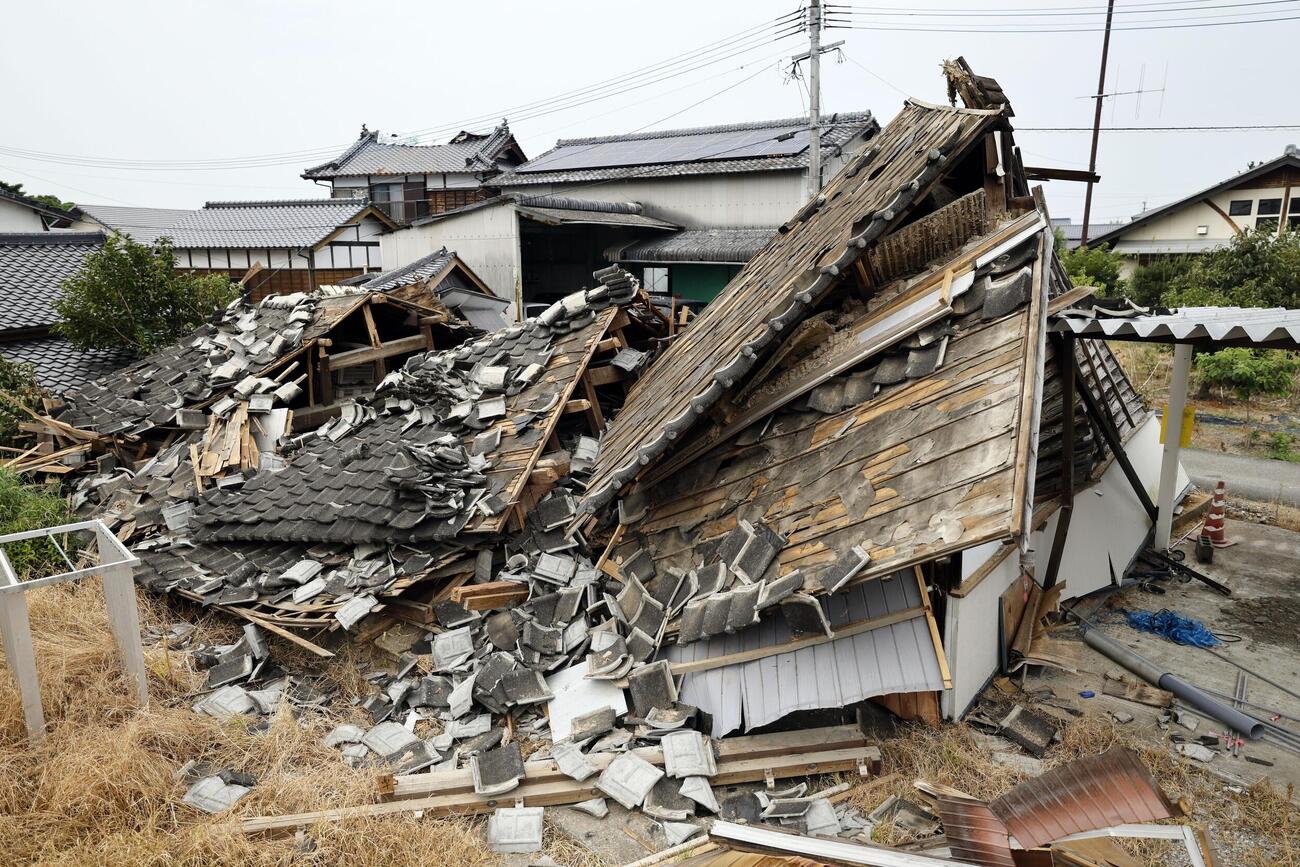 熊本県氷川町で、倒壊したまま残る家屋（共同）