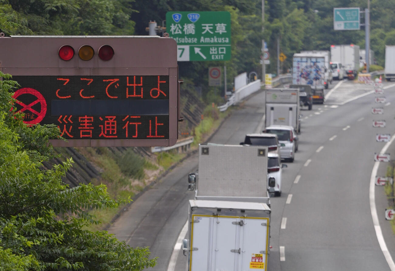 えびのICまでの一般車両の通行止めが続き、一般道に降りる車で渋滞する九州自動車道の松橋IC（共同）