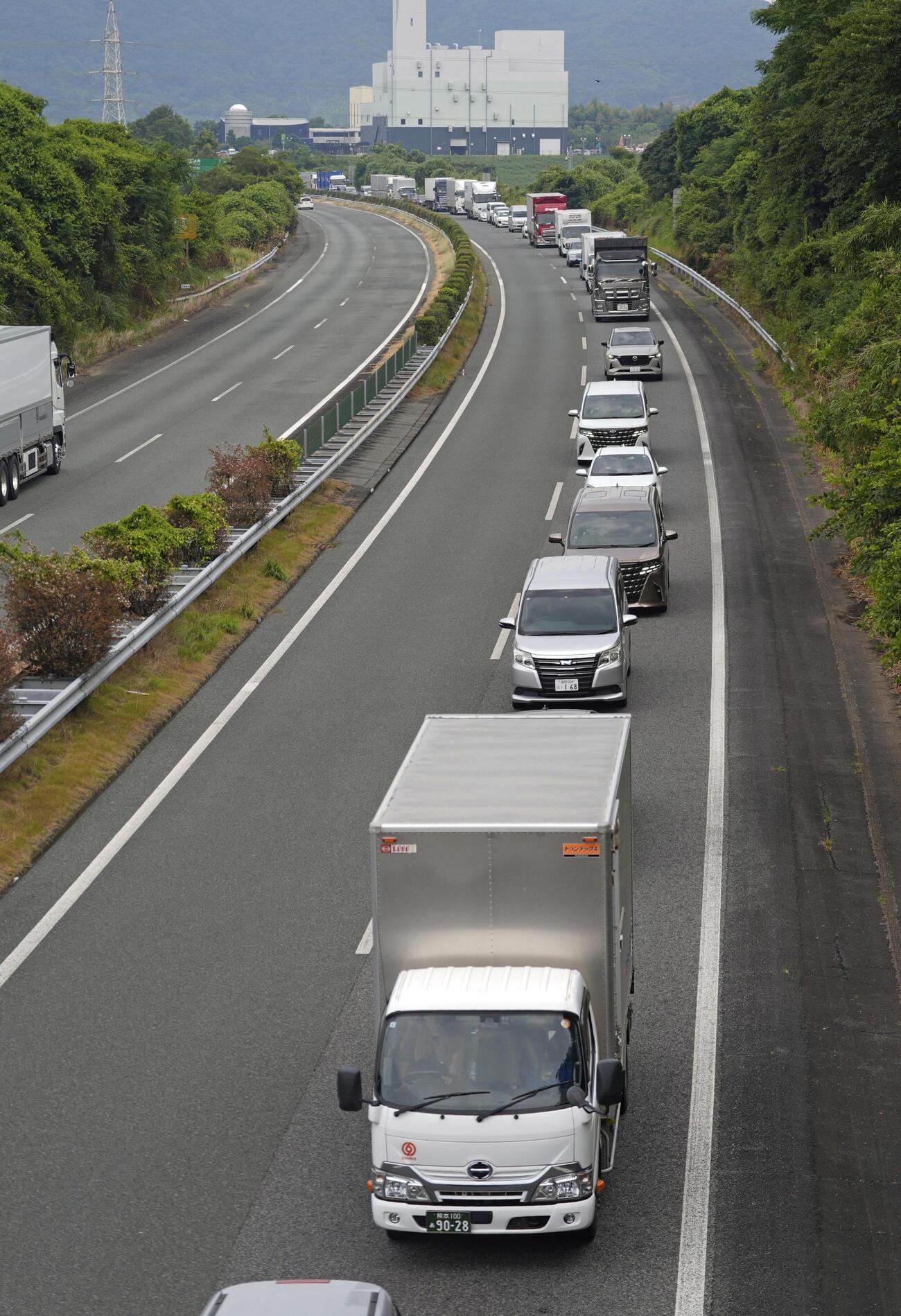えびのICまでの一般車両の通行止めが続き、一般道に降りる車で渋滞する九州自動車道の松橋IC付近（共同）