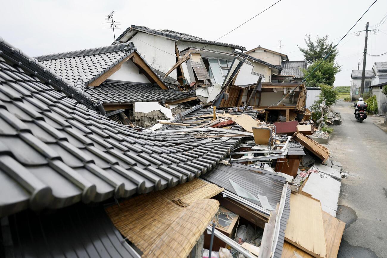 熊本県氷川町で、倒壊したまま残る家屋（共同）