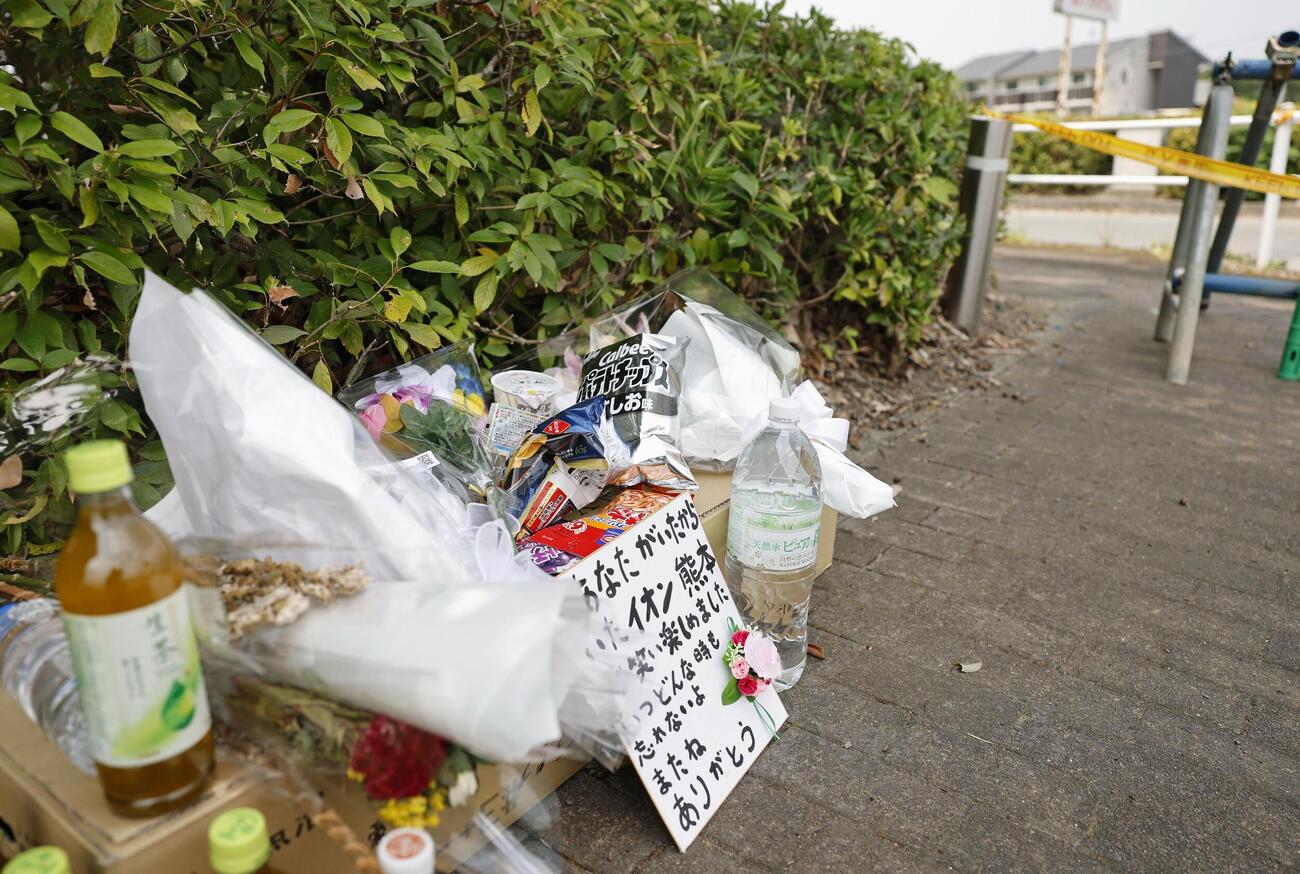 爆発の犠牲者を悼み「イオンモール熊本」付近に供えられた花束や飲み物（共同）
