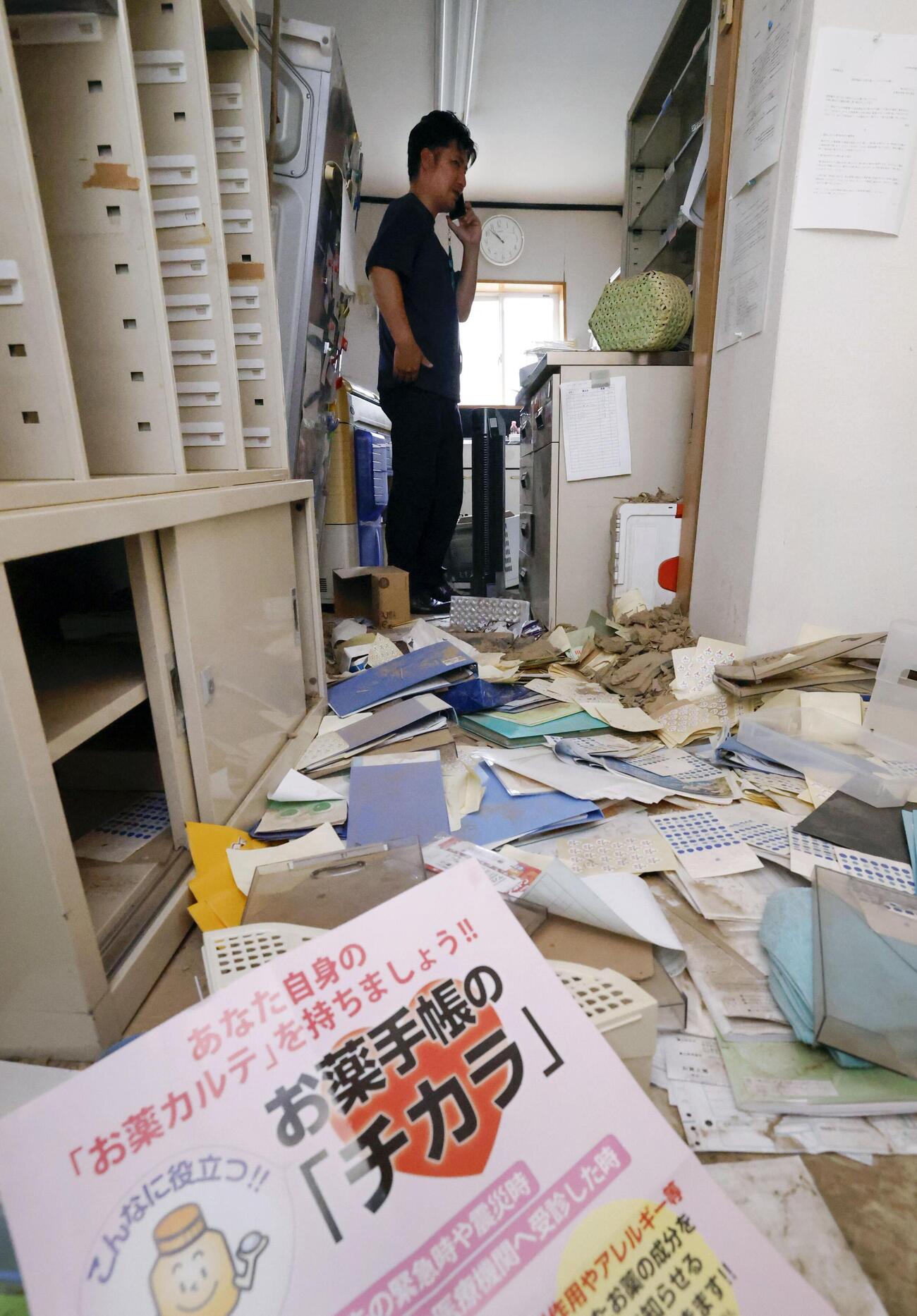 地震で被災した熊本県八代市の薬局（共同）