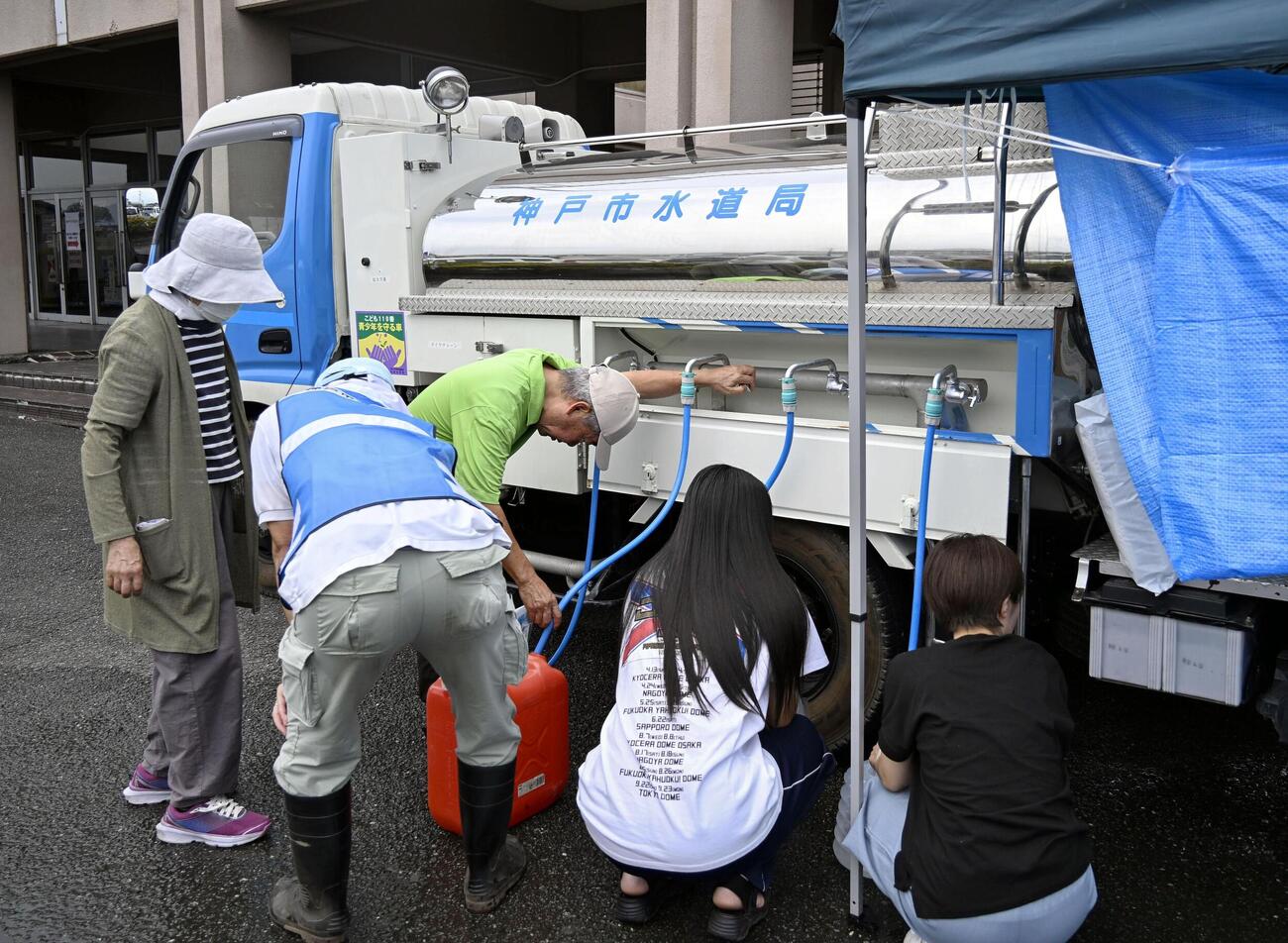 熊本県八代市の避難所で給水を受ける被災者ら（共同）