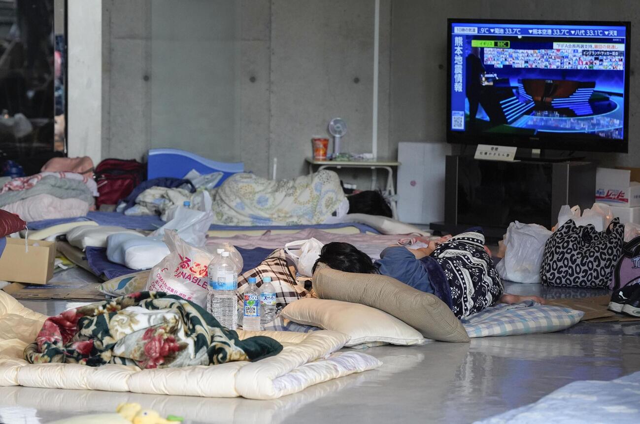 熊本県宇城市の避難所に身を寄せる人たち（共同）