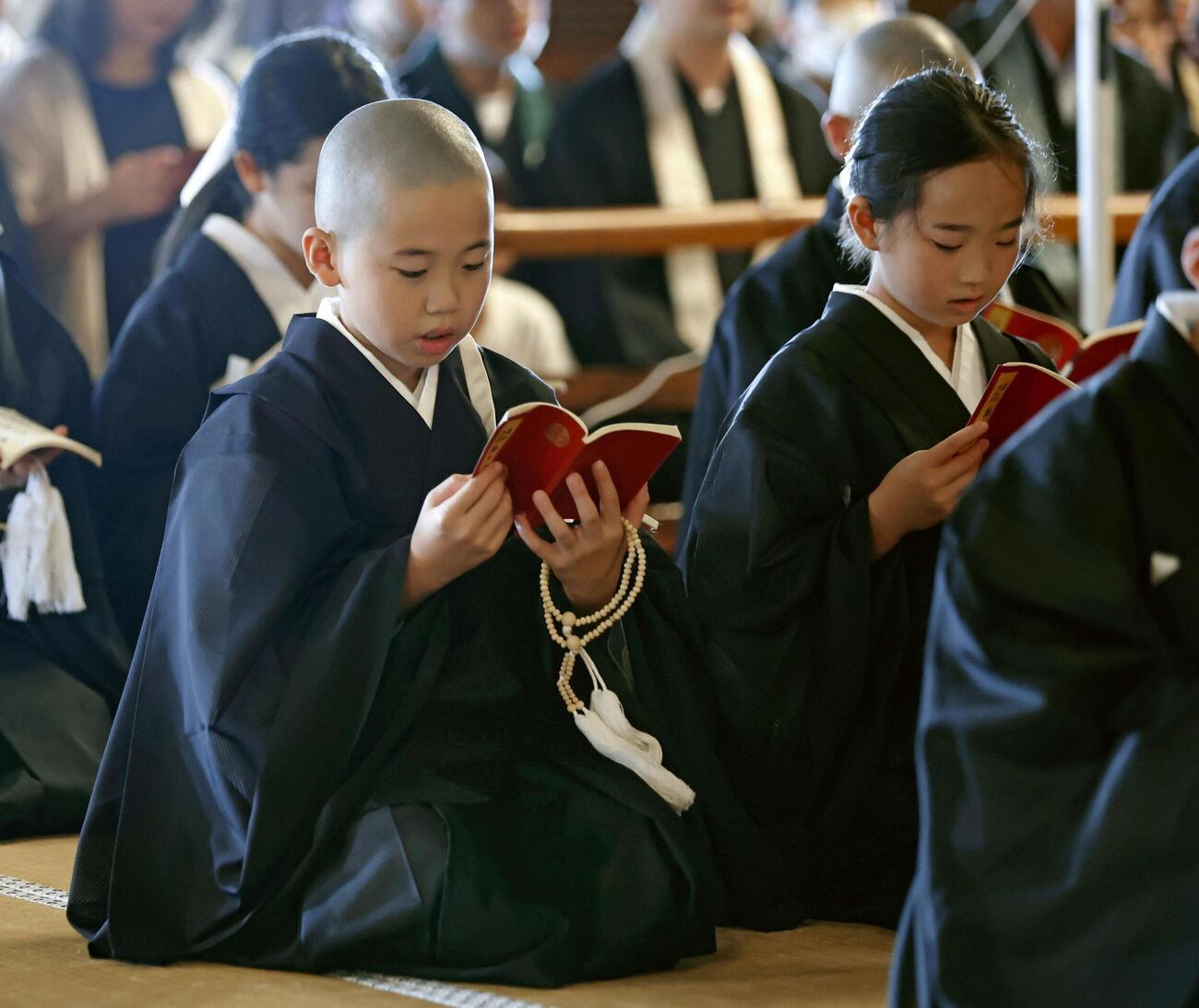 京都・東本願寺で、僧侶になるための儀式「得度式」に臨む子どもたち（共同）