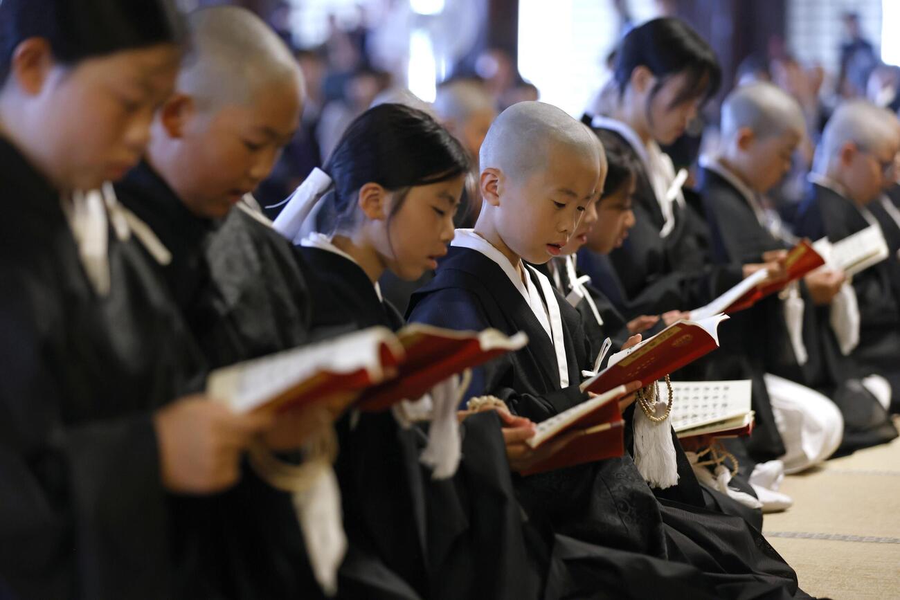京都・東本願寺で、僧侶になるための儀式「得度式」に臨む子どもたち（共同）