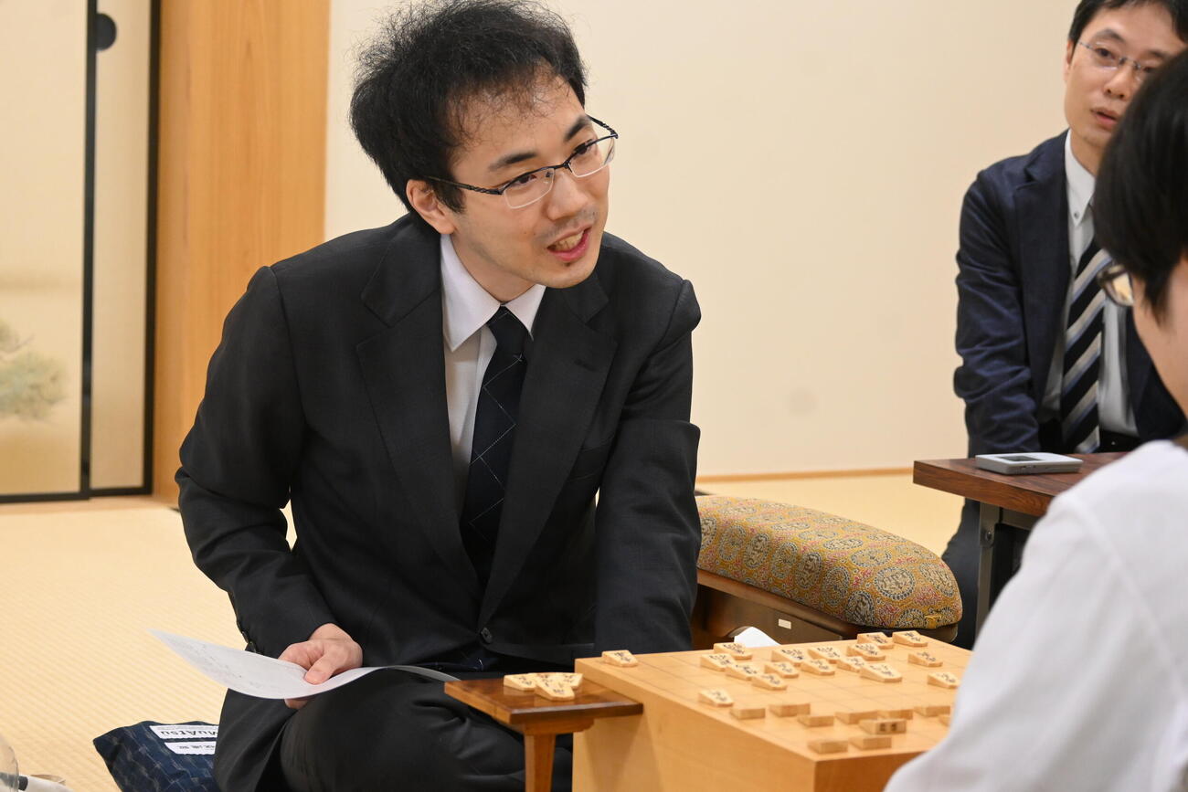 第39期竜王戦挑戦者決定3番勝負第1局の勝利し、感想戦を行う柵木幹太五段（撮影・松浦隆司）