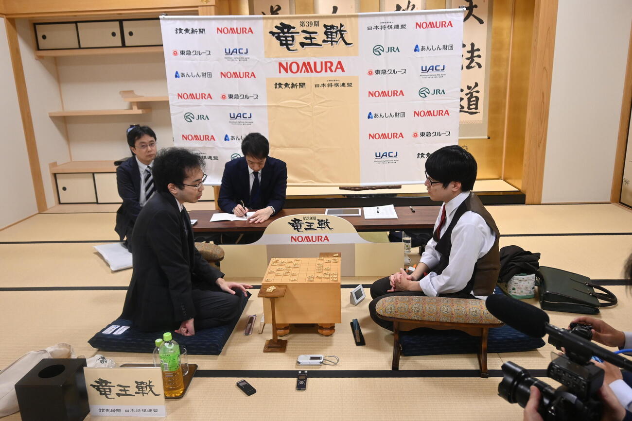 感想戦を行う柵木幹太五段（左）服部慎一郎七段（撮影・松浦隆司）